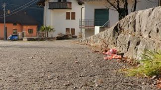 Donna di 72 anni ritrovata senza vita in strada in Alpago