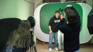 L’aula diventa uno studio fotografico, l’IIS Catullo accelera sull’innovazione grazie al PNRR