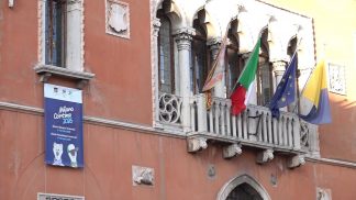 Belluno “si veste” di Olimpiadi: a Palazzo Rosso e agli ingressi della città le prime bandiere
