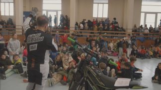 Alvaro Dal Farra incanta i bambini dell’Istituto Agosti