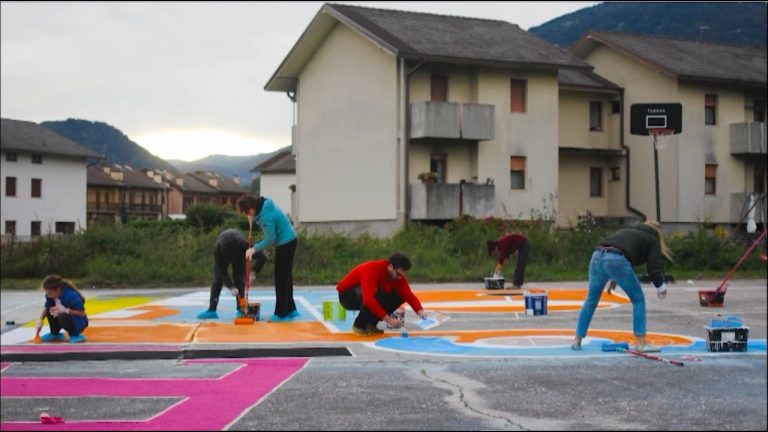 Tutta un'altra storia – Gli adolescenti al centro