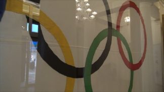 Esposte nel Municipio di Cortina le bandiere ufficiali di Olimpiadi e Paralimpiadi 2026