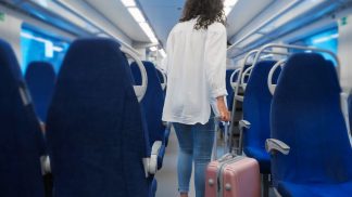 Molesta ragazze sul treno, denunciato 25enne