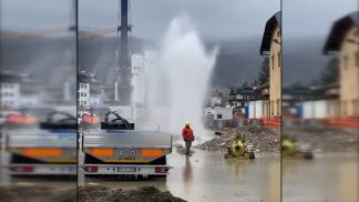 Cortina: guasto all’acquedotto nei pressi della stazione, colonna d’acqua sul paesaggio dolomitico