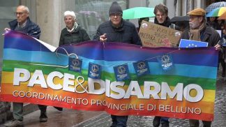 No al riarmo europeo: il flashmob bellunese
