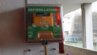 Per la scuola e non solo: a Castion inaugurato il defibrillatore automatico