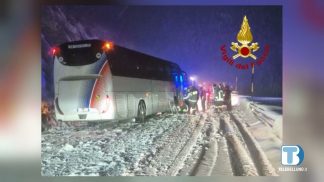 Mezzi bloccati dalla neve sul Fedaia