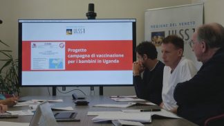 I risarcimenti dei no vax per vaccinare i bambini ugandesi