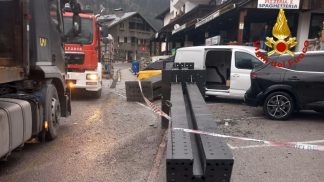 Camion perde parte del carico, due travi di ferro finiscono in strada colpendo due auto