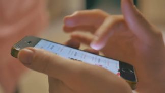 Adesca online una minorenne: denunciato giovane romano