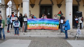 Festa dell’Europa: l’abbraccio simbolico alla Prefettura contro il riarmo