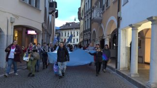 La passeggiata trans arrabbiata per difendere i diritti della comunità lgbtq+