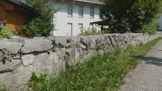 Tragedia a Ponte nelle Alpi, 54enne muore sbattendo la testa sul muretto dopo una lite col vicino