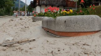 Maltempo in serata a Borca, una colata di fango invade l’abitato di Cancia