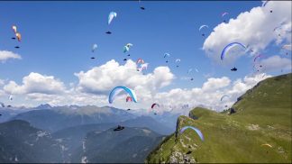 Sui cieli bellunesi ritorna la magia del parapendio