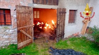 A fuoco deposito attrezzi annesso a un’abitazione a Farra d’Alpago, nessun ferito