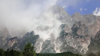 Nuovi distacchi dalla Croda Marcora. Riunione in prefettura per coordinare gli interventi