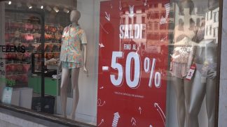 Sabato iniziano i saldi: come cambiano le abitudini dei bellunesi in tema di acquisti