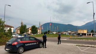 Sottraggono a un minore le cuffie bluetooth, tre giovani arrestati a Feltre