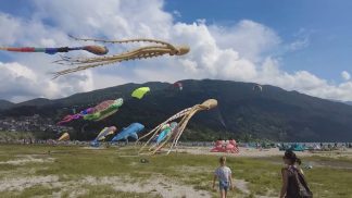 Mille colori sui cieli dell’Alpago. Torna l’appuntamento con il Festival degli aquiloni