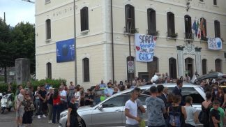 Fiori, striscioni e musica: la comunità di Borgo Valbelluna si rinunisce per l’ultimo saluto a Gaia