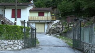 Schievenin, enorme masso sfiora una casa: famiglia evacuata