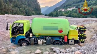 I vigili del fuoco hanno recuperato un’autocisterna ferma in mezzo al Piave