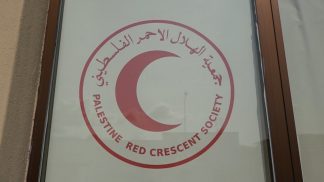 La Croce Rossa di Belluno espone la mezzaluna rossa palestinese come segno di vicinanza a Gaza