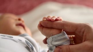 Morti stabili, ma sempre meno nascite: la forbice demografica si allarga