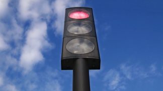 Un acquazzone fa scattare il semaforo rosso sull’Alemagna. Ma gli automobilisti passano lo stesso