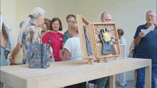 Libri di legno e idee d’arte: la mostra “Xilogenesi” anima Perarolo