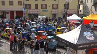Piazza di Villa di Villa gremita in occasione del raduno con benedizione di Apecar e Vespe