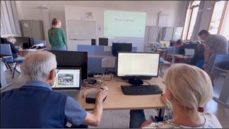 I giovani delle Scuole in Rete salgono insegnano ai nonni l’abc dell’informatica