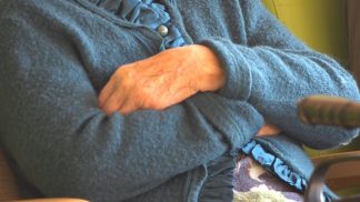 Carenza di OSS, l’AziendALZ paga l’iscrizione al corso per i residenti potenzialmente interessati