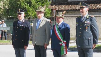 Penne nere feltrine in raduno: la sfilata per le vie del centro