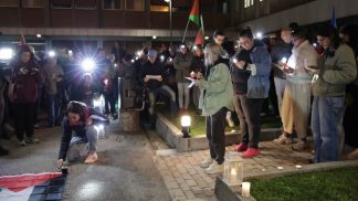 Al San Martino il flash mob “Luci sulla Palestina, 100 ospedali per Gaza”
