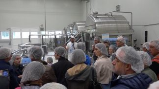 Lattebusche, residenti e turisti scoprono il cuore produttivo della storica cooperativa