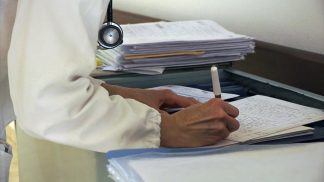 Lavoratori della sanità, rinnovato il contratto nazionale: aumento in busta paga e più tutele