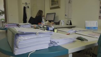 Cittadinanze “facili”, ora i Comuni rischiano multe. I sindaci: “Siamo esasperati”