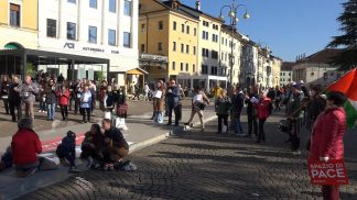 Anche a Belluno il sit in rumoroso di Emergency per dire no alla guerra