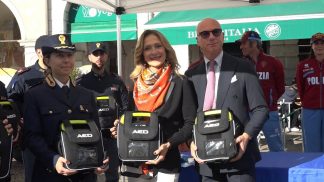 La Questura riceve 9 defibrillatori dalla Fondazione Luca Ometto