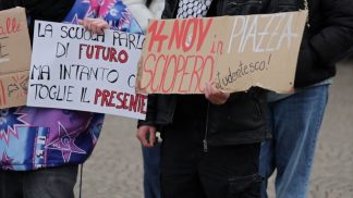 Studenti in piazza per chiedere una scuola più accessibile e maggiori investimenti