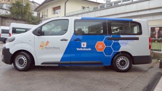 Un pulmino a 9 posti per Società Nuova: la donazione di Volksbank