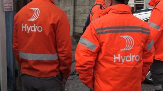 Hydro, mobilitazione di lavoratori e sindacati contro lo stop di 20 contratti