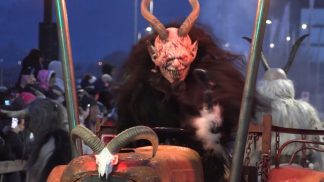 In migliaia per i Krampus a Pedavena