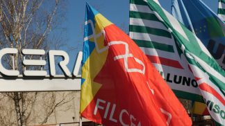 Lavoratori in sciopero alla Ceramica Dolomite contro il piano di riilancio che prevede 80 esuberi