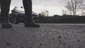 Fermato senza patente alla guida di un auto rubata: denunciato