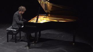 Musica e solidarietà: il pianista Davide Santacolomba incanta il Teatro Dino Buzzati
