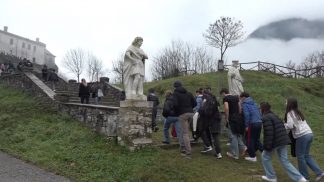 Oltre 400 studenti dell’Istituto Cannossiano in cammino verso il santuario di Anzù