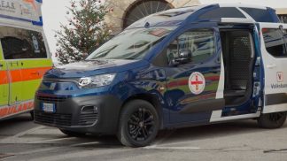 Nuovo veicolo eletrico per i trasporti solidali di SEAS grazie alla solidarietà di Volksbank